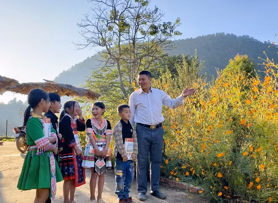 Thầy Hoá đang lấy ví dụ thực tế về cảnh vật, các loại cây bằng tiếng Anh để giúp học sinh tiếp thu bài học nhanh hơn.