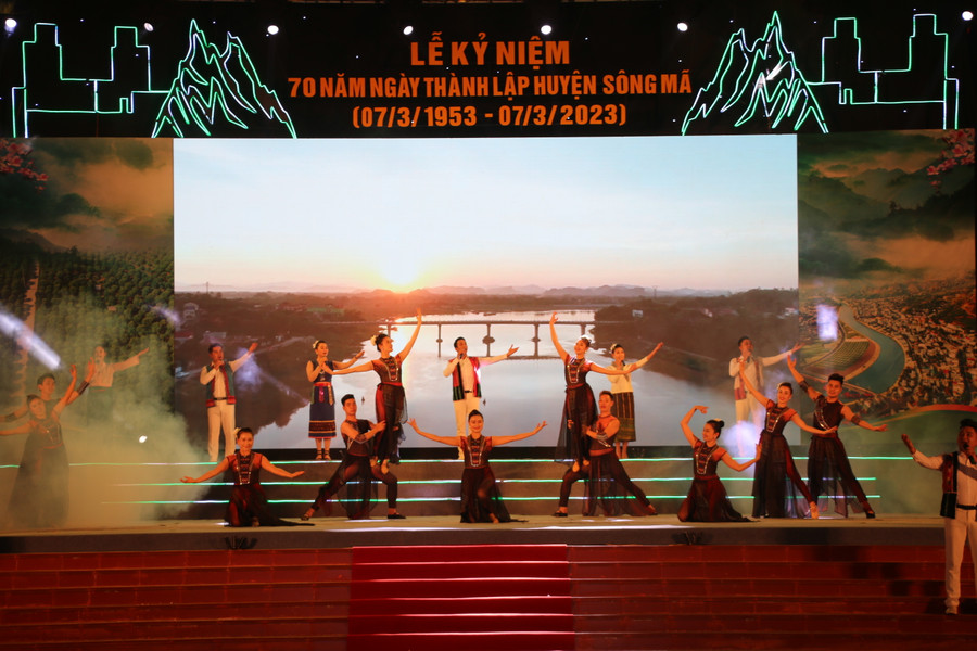 Tiết mục văn nghệ chào mừng lễ kỷ niệm. Tiết mục văn nghệ chào mừng lễ kỷ niệm.