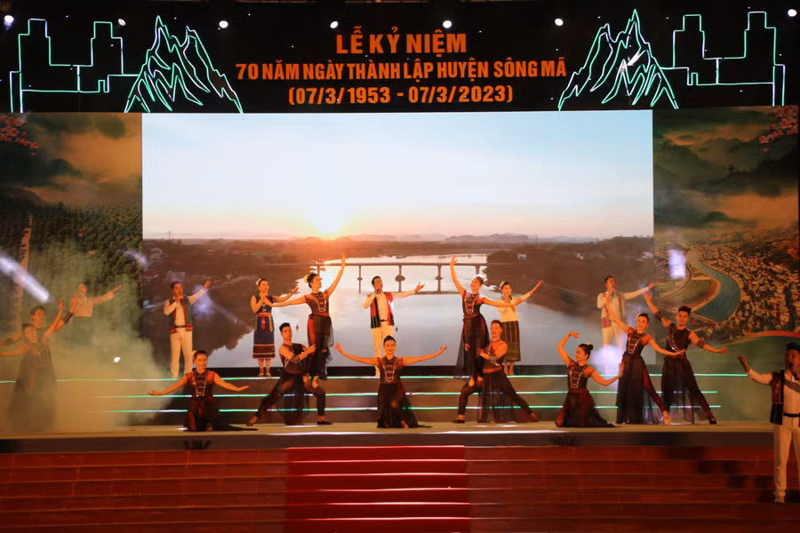 Tiết mục văn nghệ chào mừng lễ kỷ niệm.