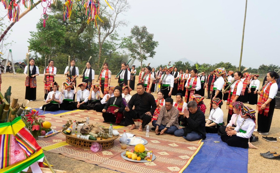 Một người đại diện đóng vai ông Then (trời) ngồi ghế ở phía trên mâm cỗ và cây vạn vật cầu mưa.