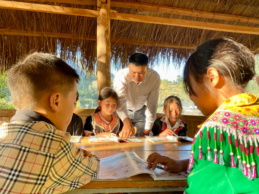 Thầy Hoá đang hướng dẫn học sinh học bài. Thầy Hoá đang hướng dẫn học sinh học bài.