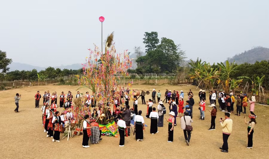 Bà con xã Mường Sang đang tổ chức Lễ hội cầu mưa.