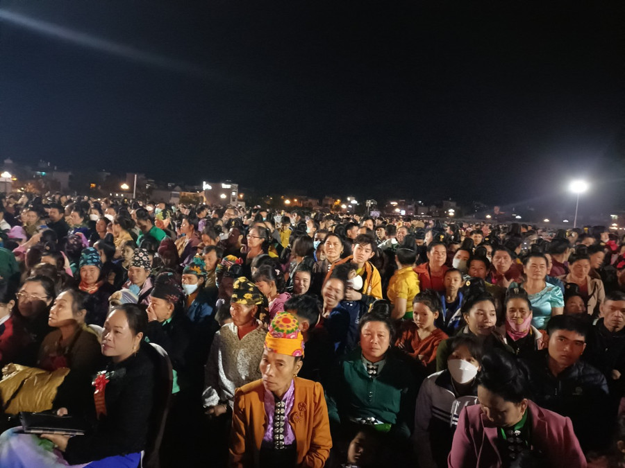 Đông đảo bà con tham dự lễ kỷ niệm tại Quảng trường huyện Sông Mã. Đông đảo bà con tham dự lễ kỷ niệm tại Quảng trường huyện Sông Mã.