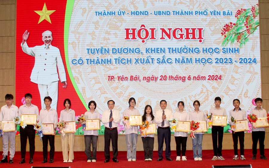 Các em học sinh có thành tích xuất sắc trong các kỳ thi học sinh giỏi quốc gia được tuyên dương, khen thưởng.