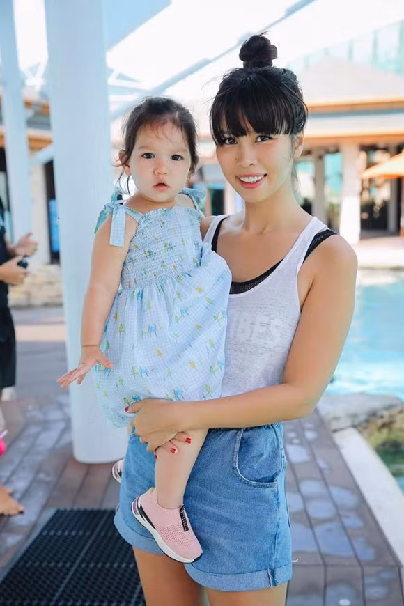 a-hau-kim-duyen-phu-gia-dinh-ban-com-xuc-dong-gap-lai-nguoi-than-ngay-tro-ve-nha-42e8c5