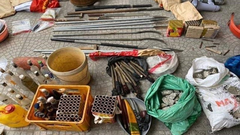 Số vũ khí, hung khí của các đối tượng trong vụ án đặc biệt nghiêm trọng tại xã Đồng Tâm bị cơ quan công an thu giữ. Số vũ khí, hung khí của các đối tượng trong vụ án đặc biệt nghiêm trọng tại xã Đồng Tâm bị cơ quan công an thu giữ.