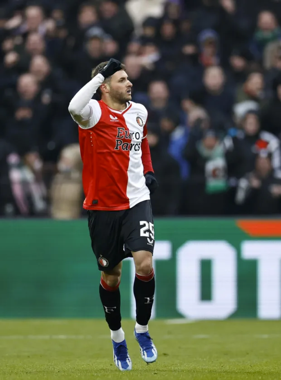 Tiền đạo trẻ người Mexico có giá 90 triệu bảng nhưng đang được cả Arsenal lẫn Chelsea theo đuổi. Tiền đạo trẻ người Mexico có giá 90 triệu bảng nhưng đang được cả Arsenal lẫn Chelsea theo đuổi.