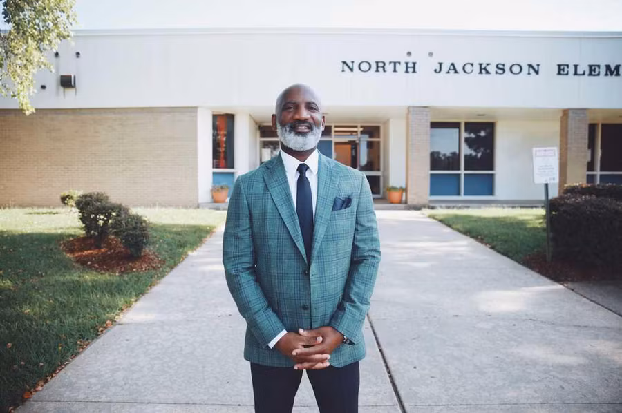Tiến sĩ Errick Greene tới thăm Trường North Jackson.