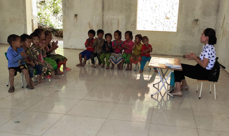 Cô và trò ở điểm trường mầm non bản Ón.