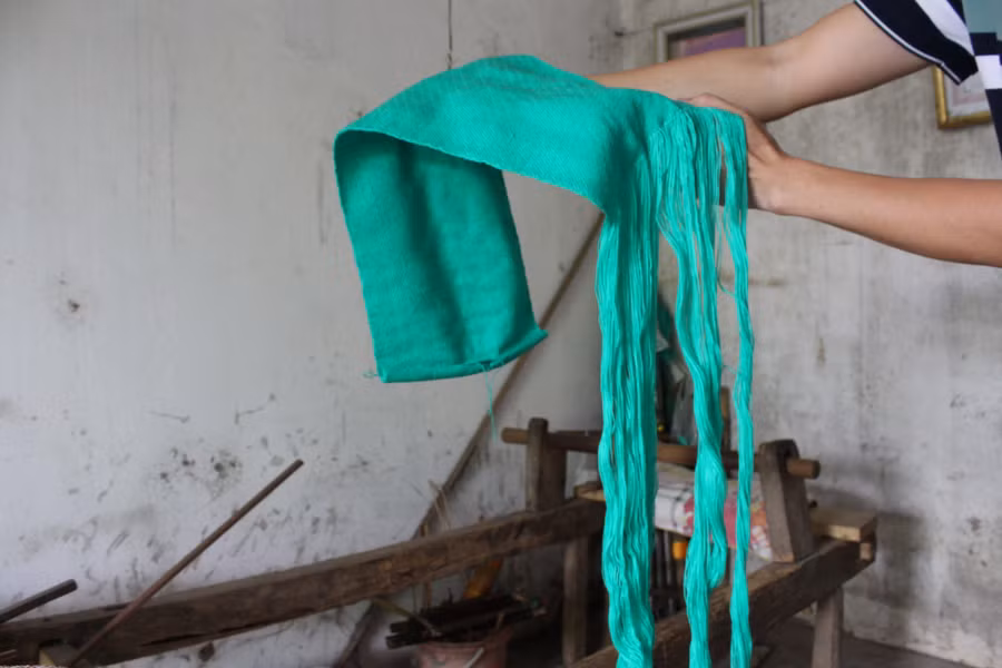 Hàng ngày, cụ Nguyễn Thị Chương (85 tuổi) vẫn cần mẫn dệt ra những chiếc khăn truyền thống của đồng bào dân tộc nơi biên cương.