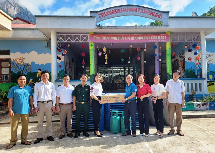 Phóng viên Báo GD&amp;TĐ trao tặng đồ dùng ăn, ngủ bán trú cho Trường Mầm non Tam Chung (Mường Lát, Thanh Hóa).