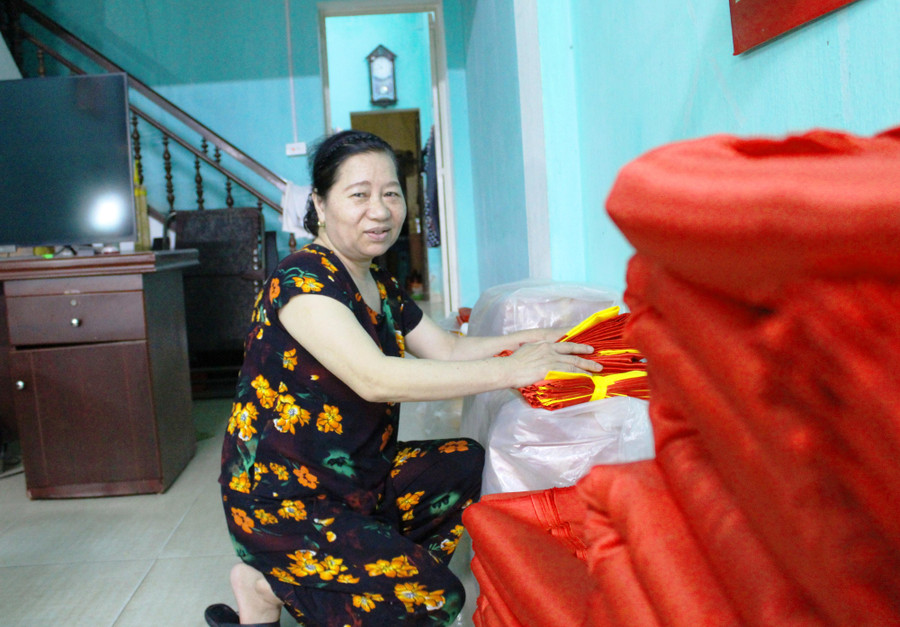 Bà Mai quyết tâm gắn bó với công việc này cho tới khi mắt kém, tay run.