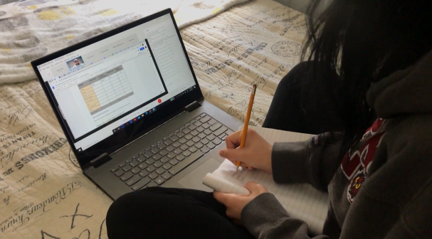 Hầu hết học sinh đã trải qua năm học cũ cùng chiếc màn hình. Hầu hết học sinh đã trải qua năm học cũ cùng chiếc màn hình.