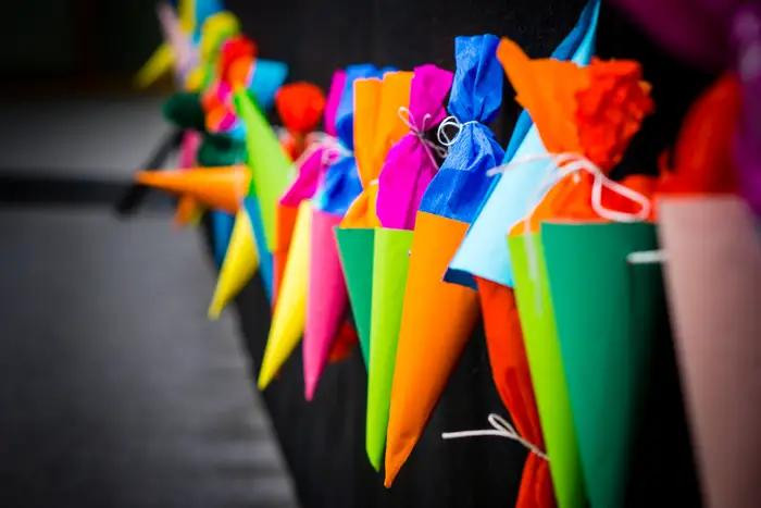 Trẻ em Đức được tặng những vật hình nón chứa đồ dùng học tập.