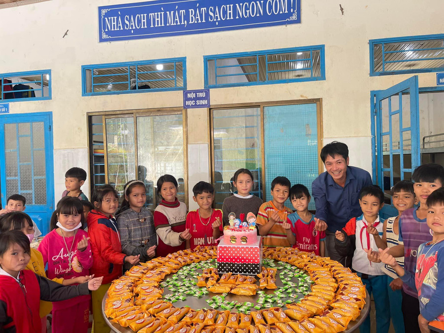 Học sinh vùng núi cao Nam Trà My nhận được nhiều hỗ trợ của các CLB tình nguyện, cá nhân và tổ chức trong ngày tựu trường. Học sinh vùng núi cao Nam Trà My nhận được nhiều hỗ trợ của các CLB tình nguyện, cá nhân và tổ chức trong ngày tựu trường.