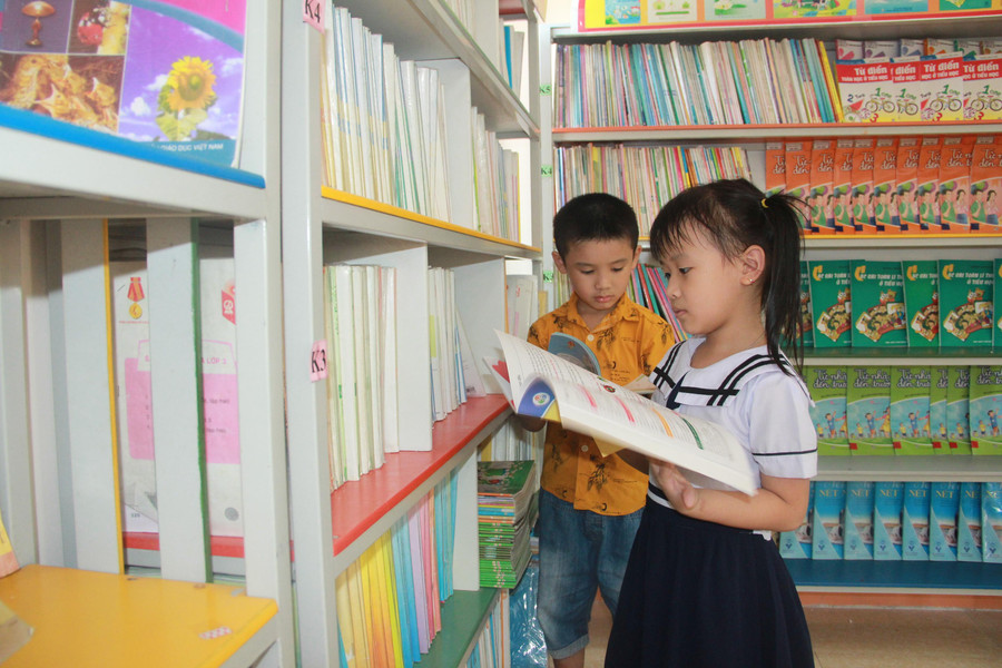 Việc xây dựng tủ sách dùng chung giúp giảm gánh nặng chi phí đầu năm học cho nhiều HS có hoàn cảnh khó khăn. Việc xây dựng tủ sách dùng chung giúp giảm gánh nặng chi phí đầu năm học cho nhiều HS có hoàn cảnh khó khăn.