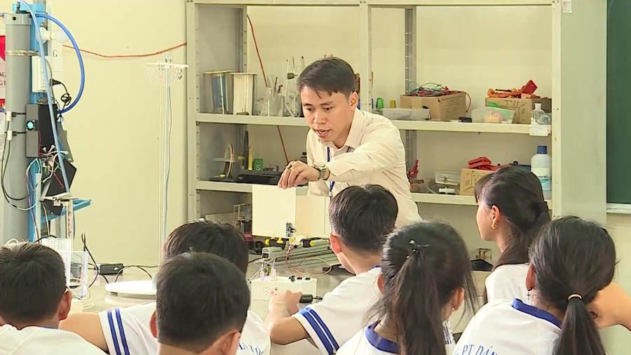 Thầy Lê Thanh Liêm – giáo viên Trường Phổ thông Dân tộc Nội trú Him Lam (Châu Thành A, Hậu Giang) và học trò trong giờ thực hành. Ảnh: NVCC