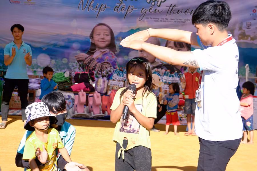 Vui chơi cùng các em học sinh.