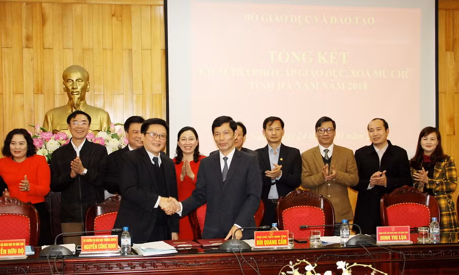 Ông Nguyễn Công Hinh và ông Bùi Quang Cẩm ký biên bản kiểm tra, công nhận đạt chuẩn PCGD XMC 