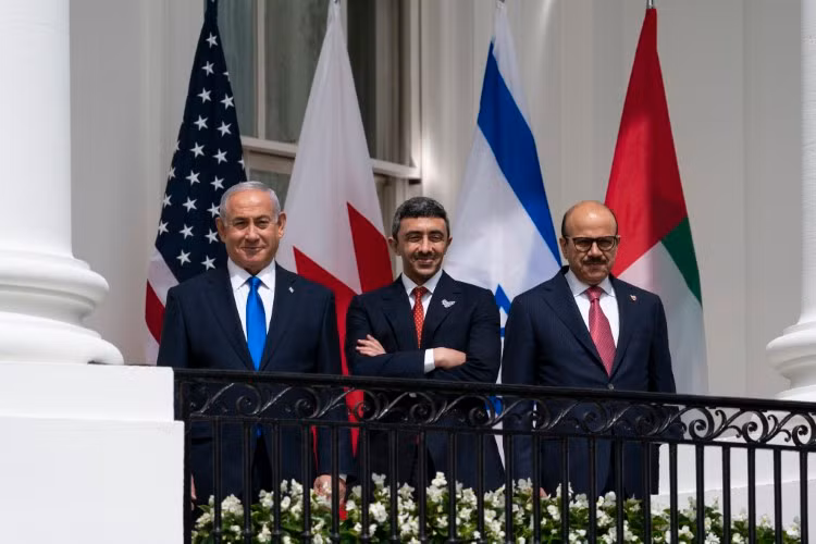 Từ trái qua phải: Thủ tướng Israel Benjamin Netanyahu, Bộ trưởng Bộ Ngoại giao UAE Abdullah binZayed al-Nahyan, Bộ trưởng Bộ Ngoại giao Bahrain Khalid binAhmed Al Khalifa. Ảnh chụp tại Nhà Trắng, 15/9/2020.