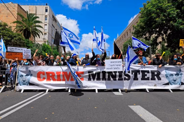 Người dân Israel đổ ra đường mừng sự ra đi của ông Netanyahu.