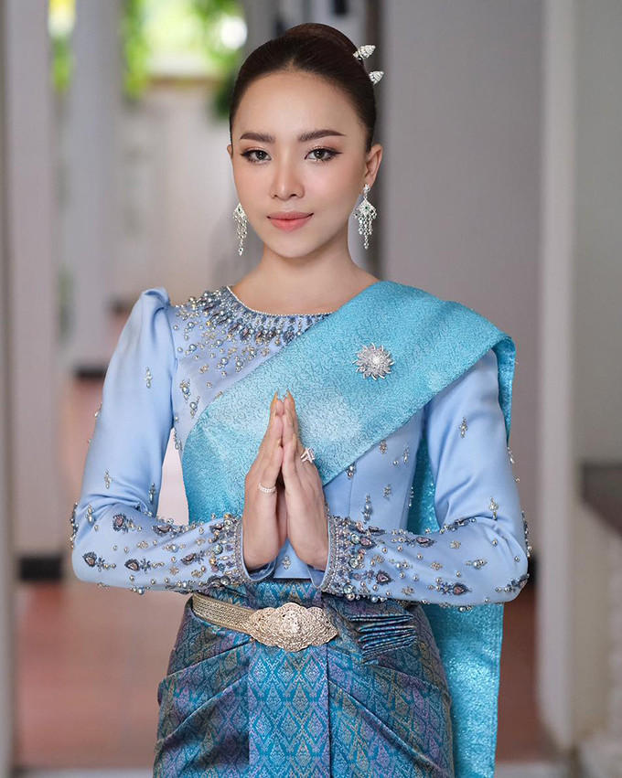Ca sĩ Ton Chanseyma, một trong bốn người hát ca khúc Cambodian Pride. Ca sĩ Ton Chanseyma, một trong bốn người hát ca khúc Cambodian Pride.