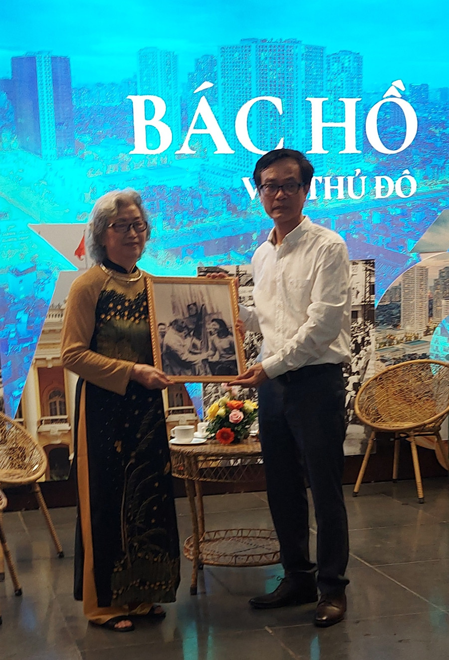 Bà Nguyễn Thị Nga trao tặng tấm hình chụp cùng Bác Hồ trong Đại hội Thể thao Thủ đô năm 1961 cho Bảo tàng Hà Nội. Ảnh: Bình Thanh. Bà Nguyễn Thị Nga trao tặng tấm hình chụp cùng Bác Hồ trong Đại hội Thể thao Thủ đô năm 1961 cho Bảo tàng Hà Nội. Ảnh: Bình Thanh.