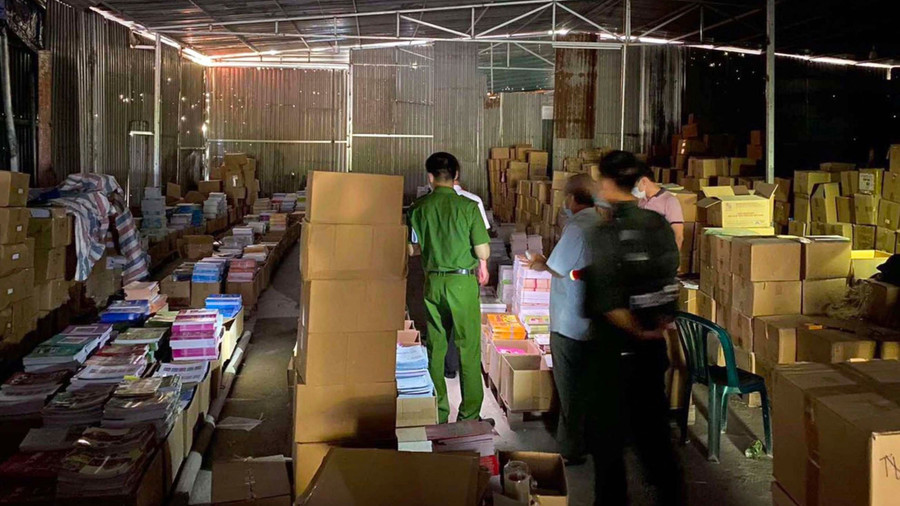 Cơ quan chức năng kiểm tra phát hiện số lượng lớn sách giả. Cơ quan chức năng kiểm tra phát hiện số lượng lớn sách giả.