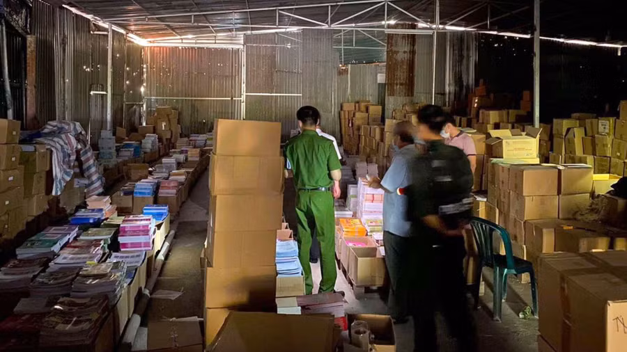 Cơ quan chức năng kiểm tra phát hiện số lượng lớn sách giả.