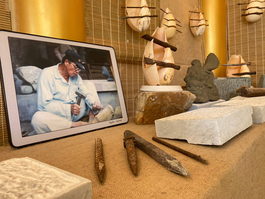 Các dụng cụ thô sơ làm điêu khắc đá thời kỳ trước. Ảnh: Hoàng Vinh Các dụng cụ thô sơ làm điêu khắc đá thời kỳ trước. Ảnh: Hoàng Vinh