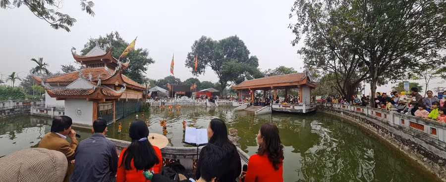 Hà Nội nên mở rộng khu vực phát triển văn hóa - du lịch ra ngoài nội thành – trong ảnh là cảnh du khách đến xem múa rối tại làng Đào Thục (Đông Anh – Hà Nội).