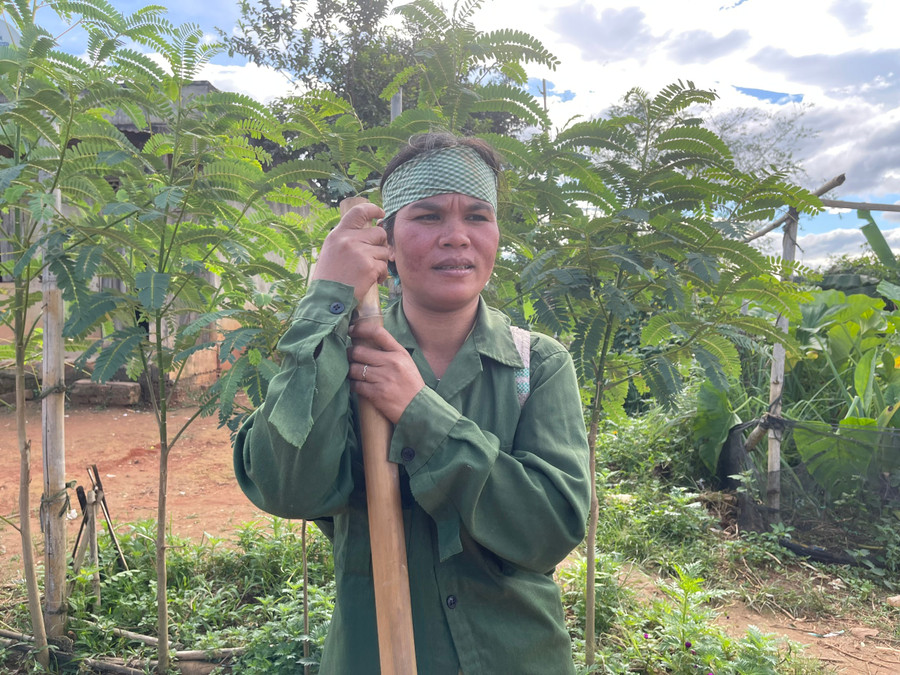 Bà Y Hlăk mong muốn sớm được cấp sổ đỏ để vay vốn ngân hàng phát triển kinh tế. Bà Y Hlăk mong muốn sớm được cấp sổ đỏ để vay vốn ngân hàng phát triển kinh tế.