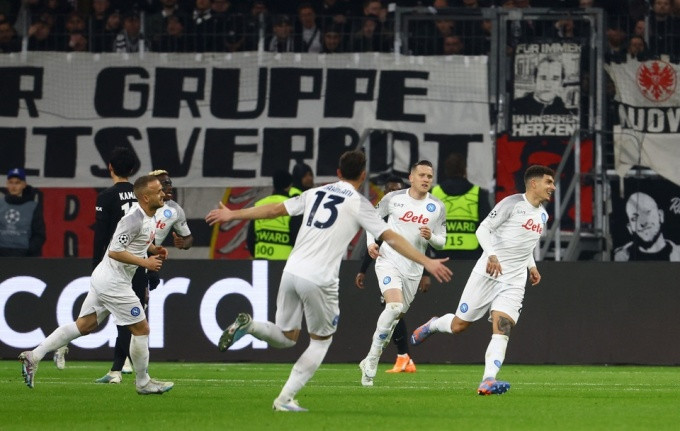 Cầu thủ Napoli mừng chiến thắng 2-0, qua đó đặt 1 chân vào tứ kết. Cầu thủ Napoli mừng chiến thắng 2-0, qua đó đặt 1 chân vào tứ kết.