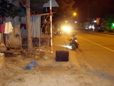Đang đón xe, một thanh niên bị đâm chết - Ảnh 1 Dang don xe, mot thanh nien bi dam chet - Anh 1
