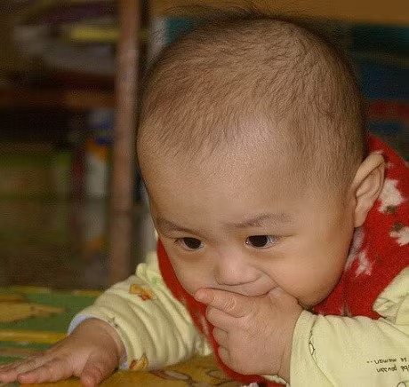 Ly do tre mut tay va day la 6 meo cuc hay tri ngay thoi quen nay - Anh 1