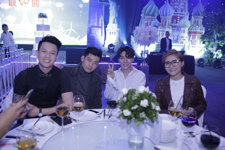 Việt Hương quậy tưng bừng trong đám cưới 3 tỉ của DJ Quang Trần - Ảnh 9 Viet Huong quay tung bung trong dam cuoi 3 ti cua DJ Quang Tran - Anh 9