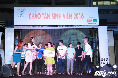 Hoa hậu Phạm Hương nhí nhảnh Hoa hau Pham Huong nhi nhanh