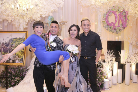 Việt Hương quậy tưng bừng trong đám cưới 3 tỉ của DJ Quang Trần - Ảnh 6 Viet Huong quay tung bung trong dam cuoi 3 ti cua DJ Quang Tran - Anh 6