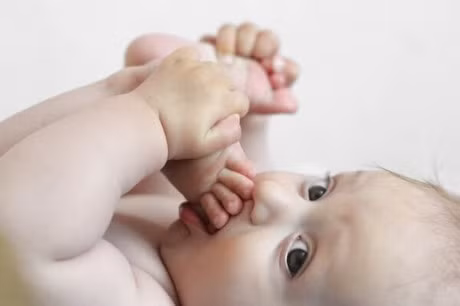 Ly do tre mut tay va day la 6 meo cuc hay tri ngay thoi quen nay - Anh 2