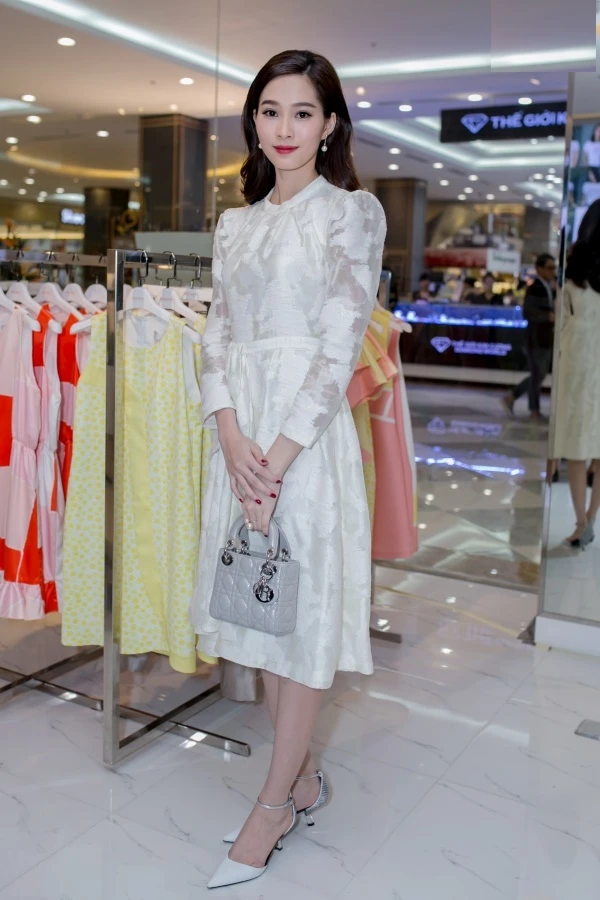Đặng Thu Thảo xinh đẹp đọ sắc cùng đàn chị Mai Phương Thúy