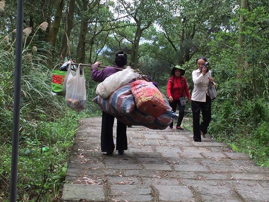 Cô Tô Thị Trọng hơn 10 năm nhặt rác tại Đền Sóc