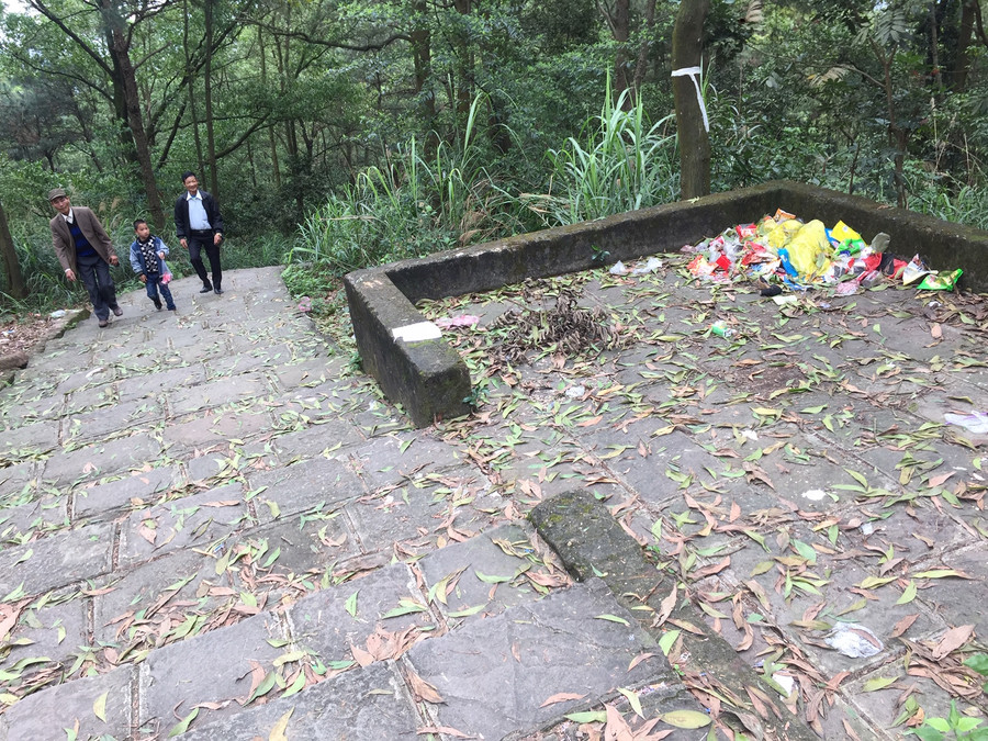 Rác thải vứt bỏ nơi nền đất bỏ hoang