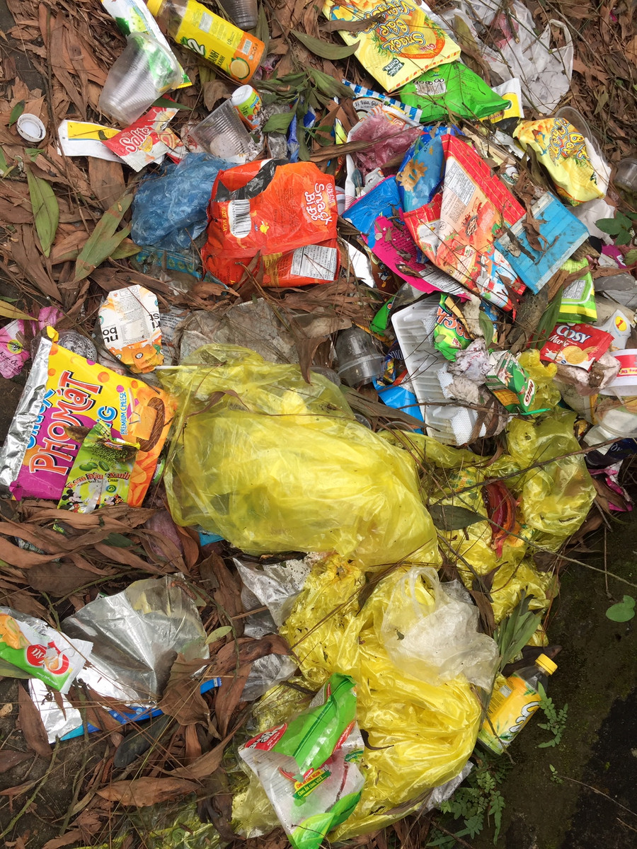 Rác ở khu du lịc Đền Sóc cần được thu gom và xử lý