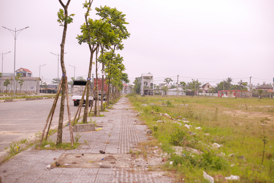 Hầu hết dọc đường và vỉa hè Khu quy hoạch đều có vỏ và bơm kim tiêm. Hầu hết dọc đường và vỉa hè Khu quy hoạch đều có vỏ và bơm kim tiêm.