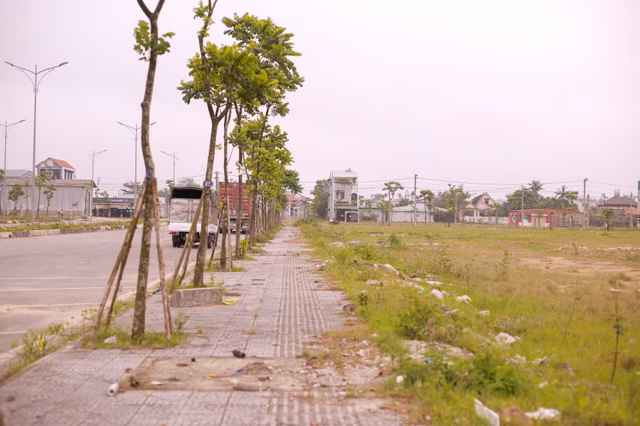 Hầu hết dọc đường và vỉa hè Khu quy hoạch đều có vỏ và bơm kim tiêm.