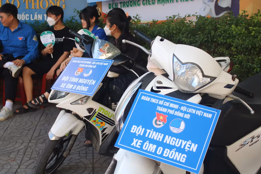 Thanh niên tình nguyện chuẩn bị sẵn sàng phương tiện để hỗ trợ thí sinh có nhu cầu. (Ảnh: Tiến Hiệp).