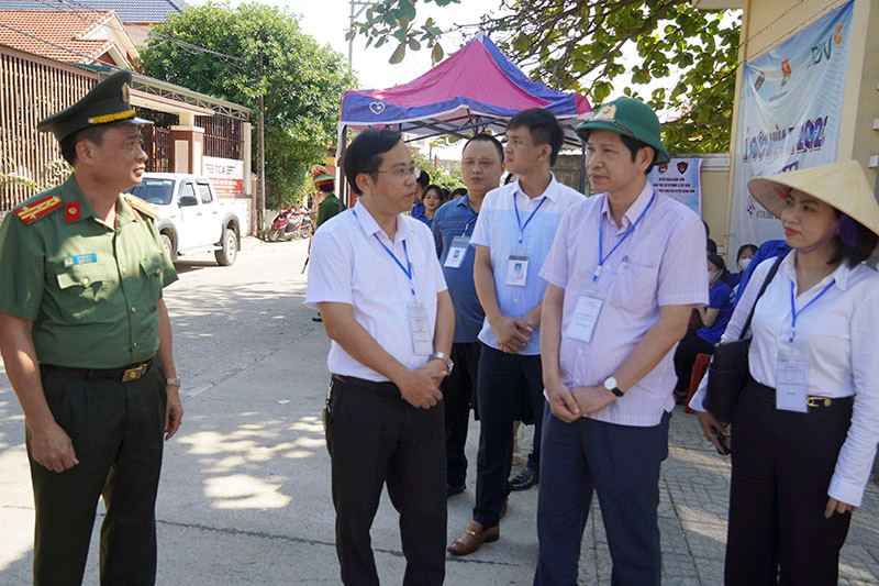 Ông Hồ An Phong (bên phải) - Phó Chủ tịch UBND tỉnh, Trưởng ban Chỉ đạo kỳ thi tốt nghiệp THPT năm 2023 tỉnh Quảng Bình kiểm tra, chỉ đạo tại các điểm thi. Ông Hồ An Phong (bên phải) - Phó Chủ tịch UBND tỉnh, Trưởng ban Chỉ đạo kỳ thi tốt nghiệp THPT năm 2023 tỉnh Quảng Bình kiểm tra, chỉ đạo tại các điểm thi.