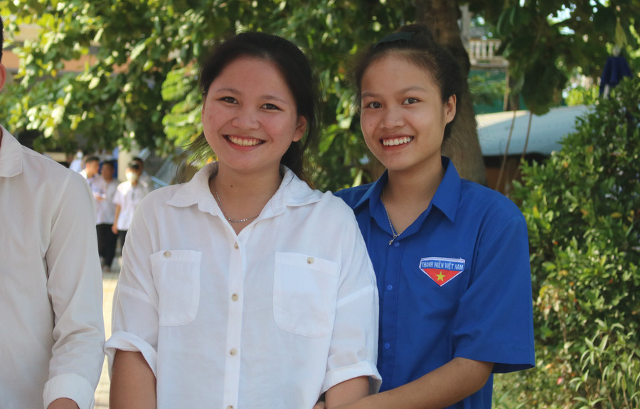 Thí sinh tại điểm thi Trường THPT Lê Quý Đôn cười rạng rỡ khi kết thúc buổi thi. (Ảnh: Tiến Hiệp). Thí sinh tại điểm thi Trường THPT Lê Quý Đôn cười rạng rỡ khi kết thúc buổi thi. (Ảnh: Tiến Hiệp).