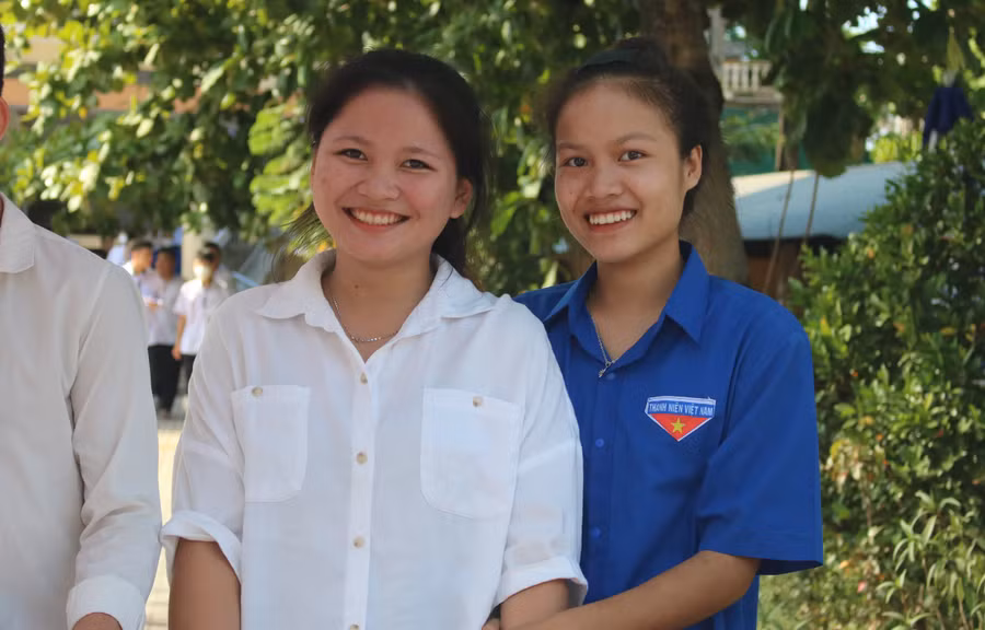 Thí sinh tại điểm thi Trường THPT Lê Quý Đôn cười rạng rỡ khi kết thúc buổi thi. (Ảnh: Tiến Hiệp).