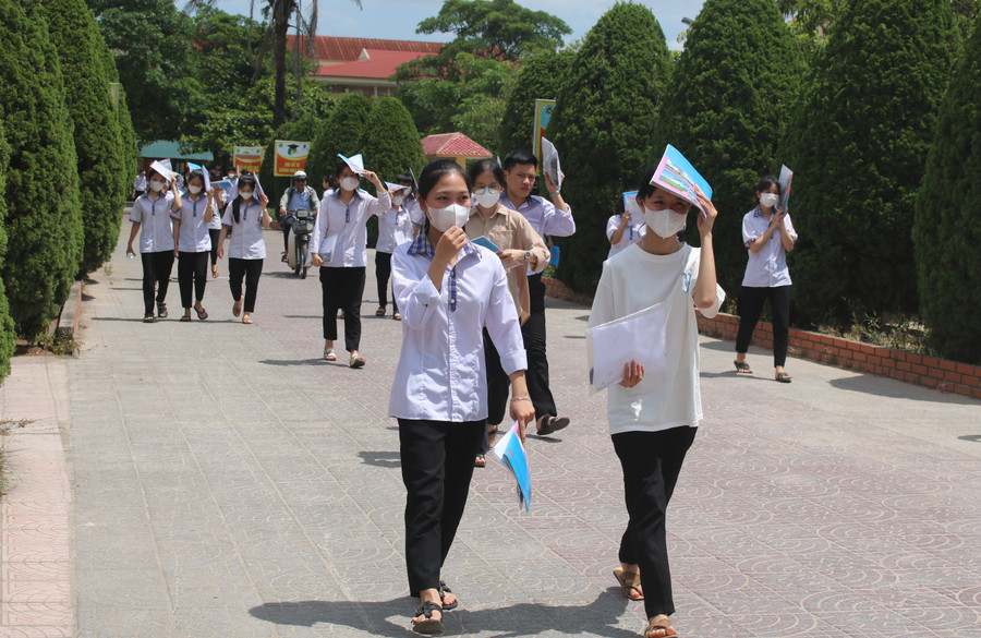 Thí sinh ở Quảng Bình kết thúc buổi thi trong thời tiết khá nắng nóng. (Ảnh: Tiến Hiệp) Thí sinh ở Quảng Bình kết thúc buổi thi trong thời tiết khá nắng nóng. (Ảnh: Tiến Hiệp)